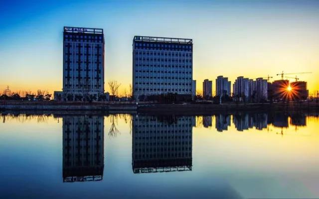 上海金山竞衡八八广场【朱铭雕塑展】平行时空—金山再相逢。上海·台湾同一座金山，两种文化的碰撞。